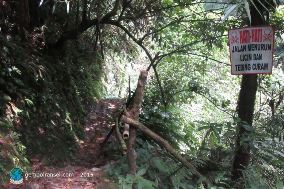 Hati-hati, sebelah kanan jurang!