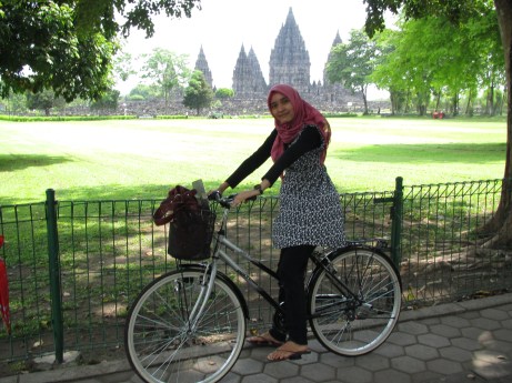 Sepedahan di Prambanan