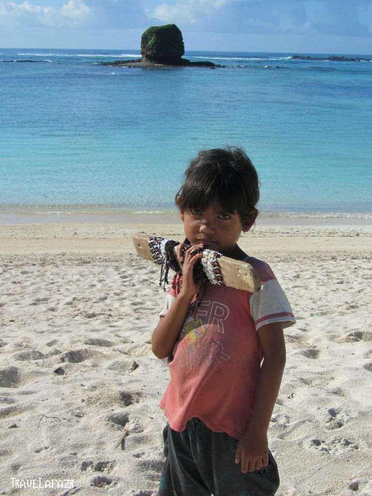 Gadis Kecil Penjual Gelang - Lombok Tengah
