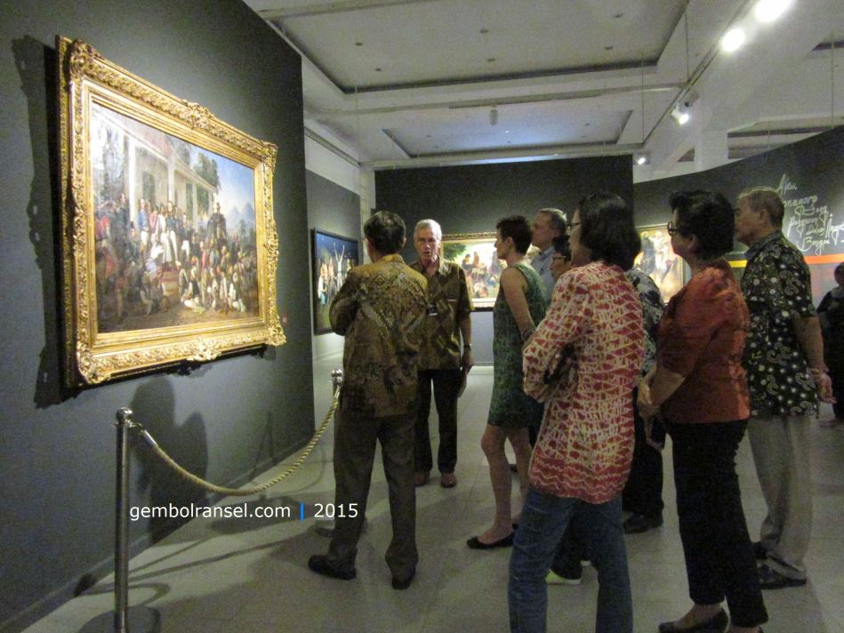 Peter Carey memandu galery tour di depan lukisan Penangkapan Pangeran Diponegoro