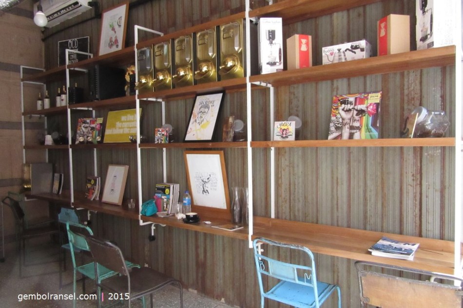 Dinding rolling door dan kursi besi berkarat hadirkan nuansa lawas