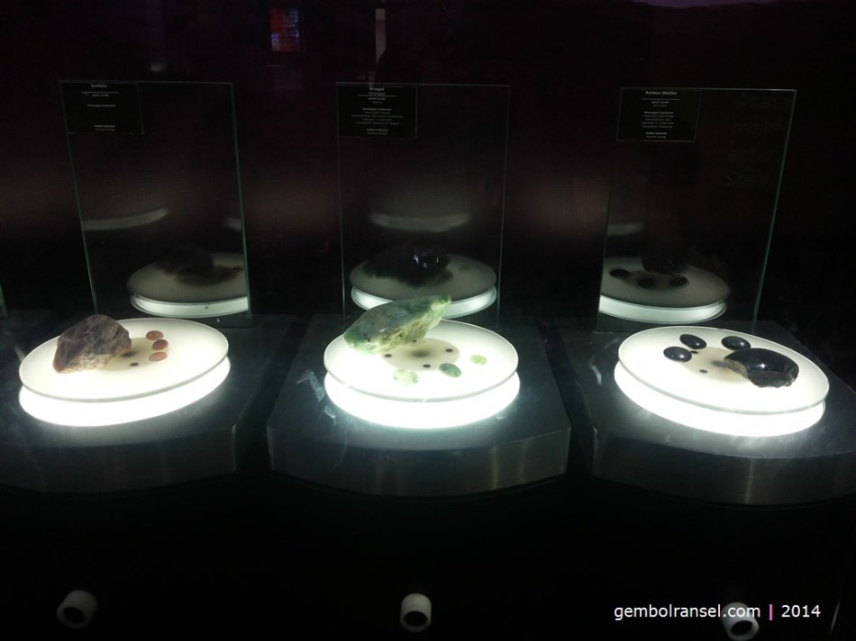 Display batu mulia di Museum Geologi