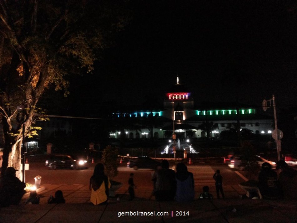 Nuansa Gedung Sate di malam hari