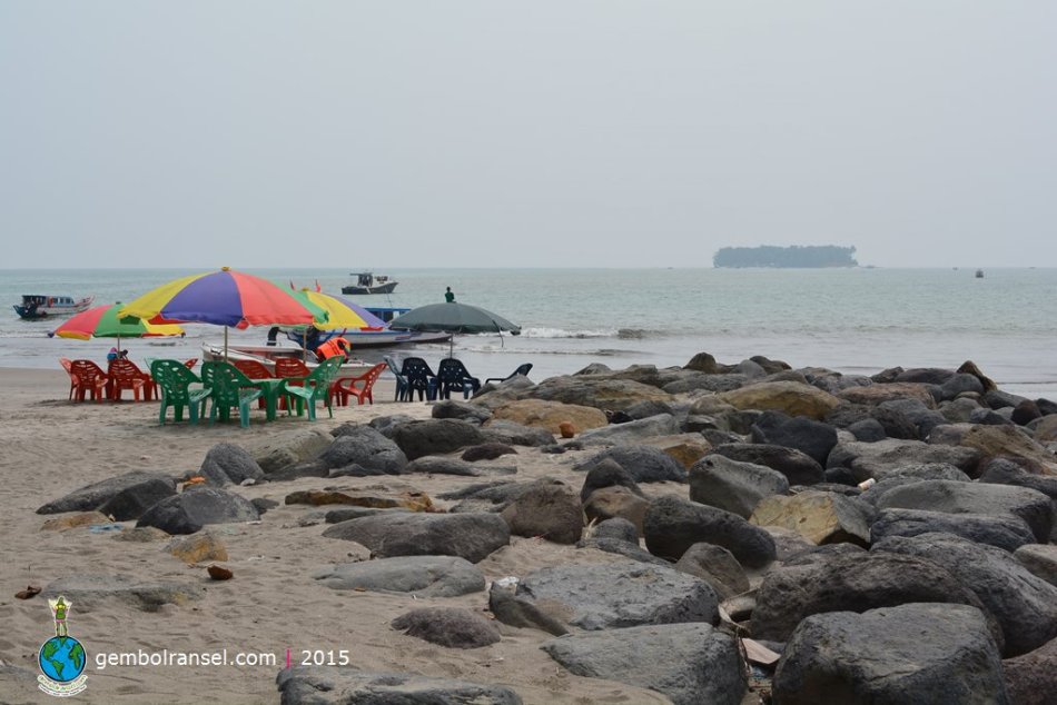 Pantai Gandoriah berlatar Pulau Angso Duo