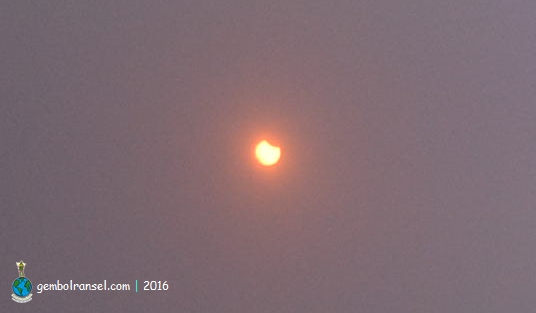 Pukul 07.46 WITA Matahari telah tercungkil sebagian kecil lingkarnya