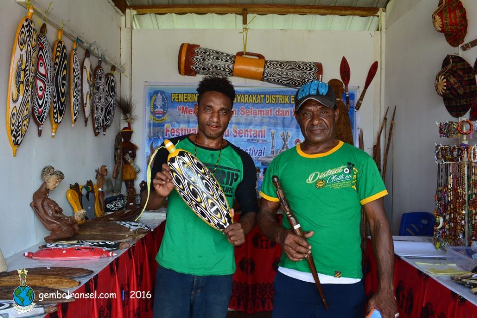 Pak Gidion (kanan), pengrajin ukir kayu dari Kampung Putali