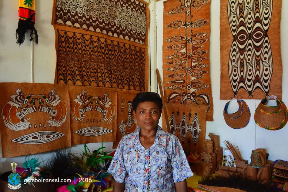 Ibu Bertha, pengrajin lukisan kulit kayu dari Kampung Asei Besar 