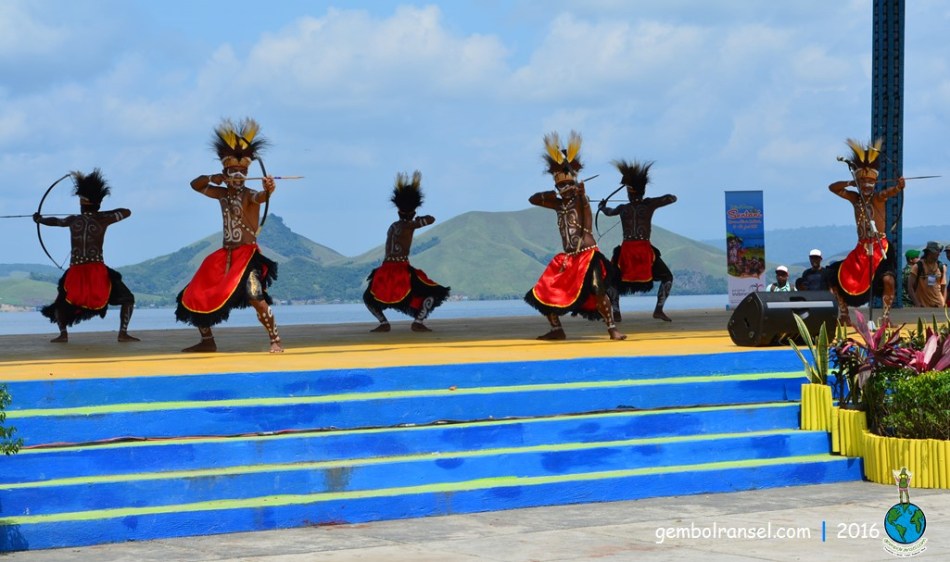 Danau Sentani beserta bukitnya yang berpunuk-punuk menjadi latar panggung yang sangat indah