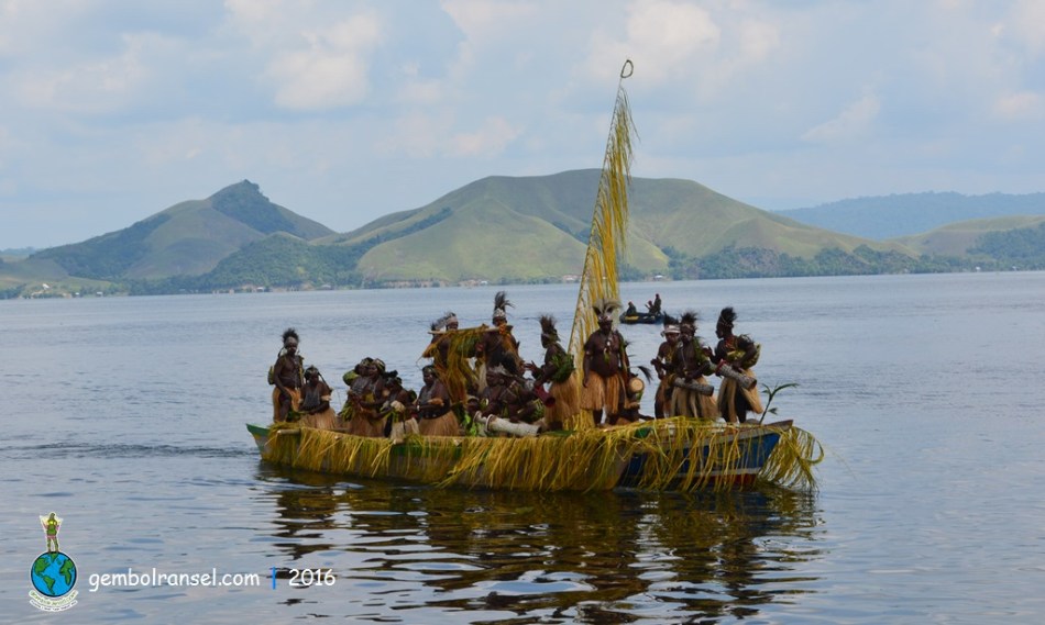 Tari Isosolo dimeriahkan oleh belasan suku yang mendiami pesisir Danau Sentani