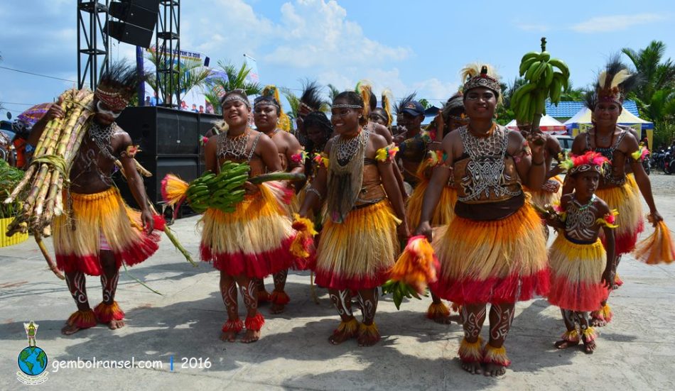 Menari sambil membawa serta hasil bumi